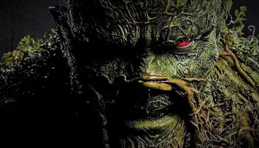Gros plan sur le visage terrifiant de Swamp Thing, avec son œil rougeoyant. L'image évoque la saison 2 de Swamp Thing.