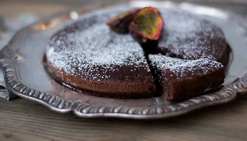 Kladdkaka med florsocker och passionsfrukt. Ett perfekt kladdkaka recept för fikat.