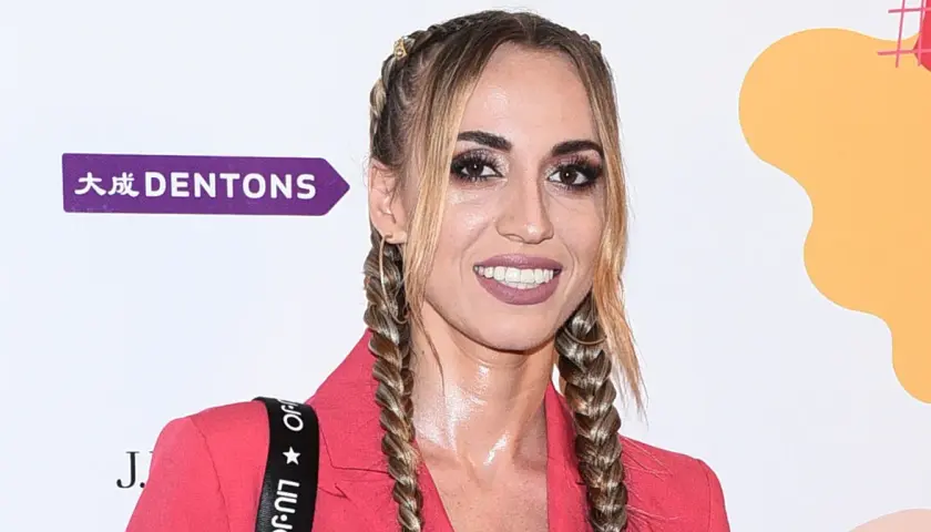 Marianna Schreiber kiedys, w różowej marynarce, z warkoczami i wyrazistym makijażem.