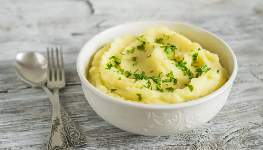 Puszyste puree ziemniaczane z natką pietruszki. Czy puree ziemniaczane jest zdrowe? Zależy od dodatków!