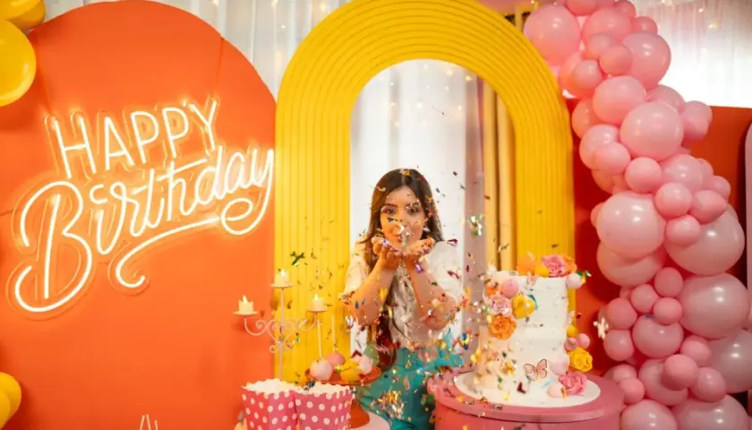 Kolorowe przyjęcie urodzinowe dla 15-latki z neonowym napisem "Happy Birthday", tortem i konfetti. Idealne miejsce, gdzie można zrobić urodziny dla 15 latki.