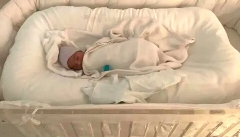 Nowe życie, maleńki Psalm West śpi spokojnie w białym kokonie.