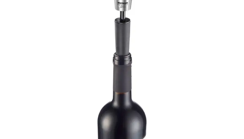 Wein vakuumpumpe test: Westmark Monopol Edition schließt eine Weinflasche luftdicht ab.