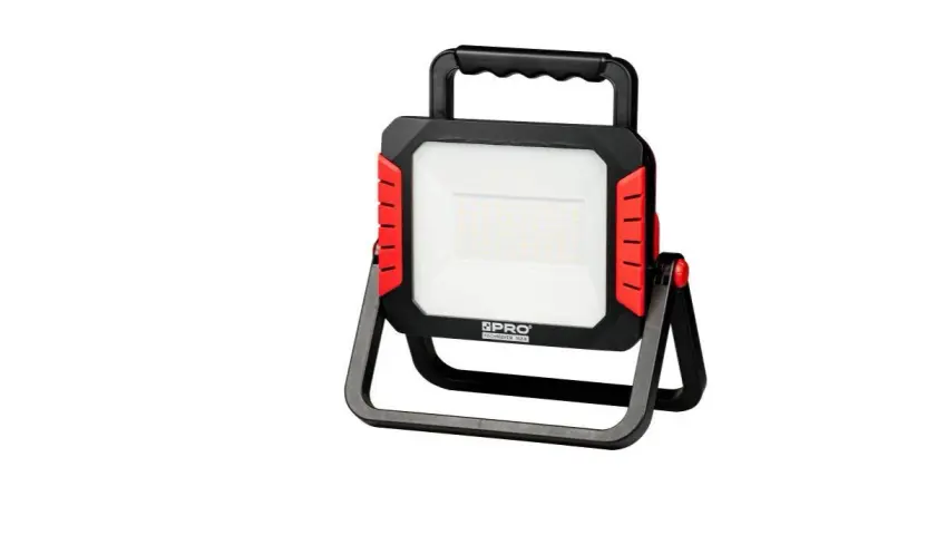 Reflektor LED PRO 50W. Czy 50w led ile to wat? To mocne światło robocze.