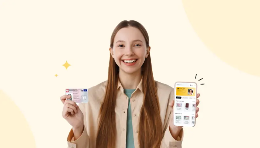 Uśmiechnięta dziewczyna trzyma dowód osobisty i smartfon z aplikacją photoAiD, która jest programem do kadrowania zdjęć dokumentowych.