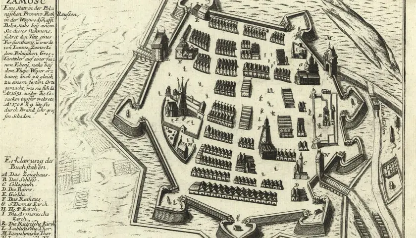 Stara mapa Zamościa z fortyfikacjami, budynkami i ulicami. Widoczne bramy, ratusz i kościoły.