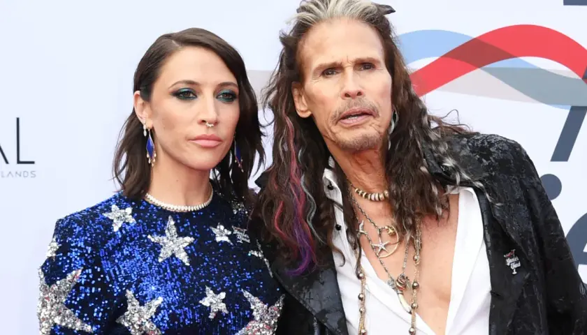 Steven Tyler z zespołu Aerosmith i jego partnerka na czerwonym dywanie.