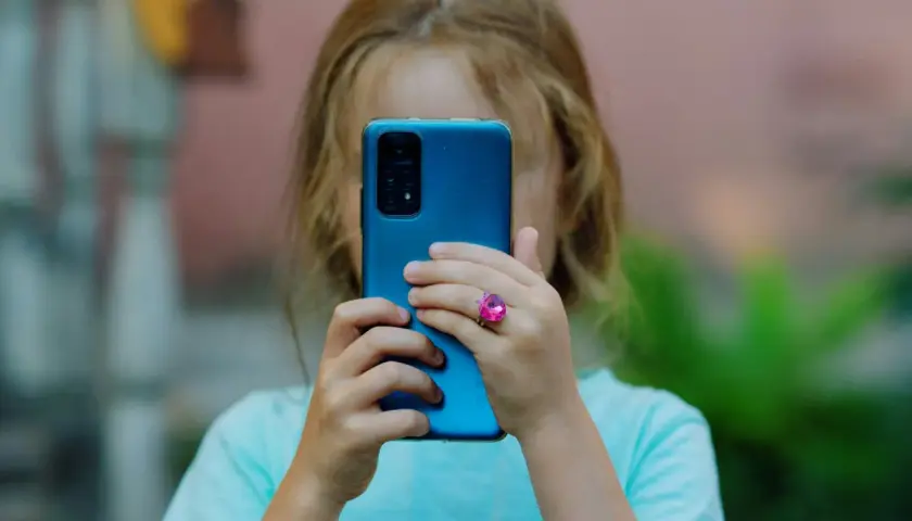 Telefon dla dziecka: Jak wybrać bezpieczną zabawkę i uniknąć błędów?