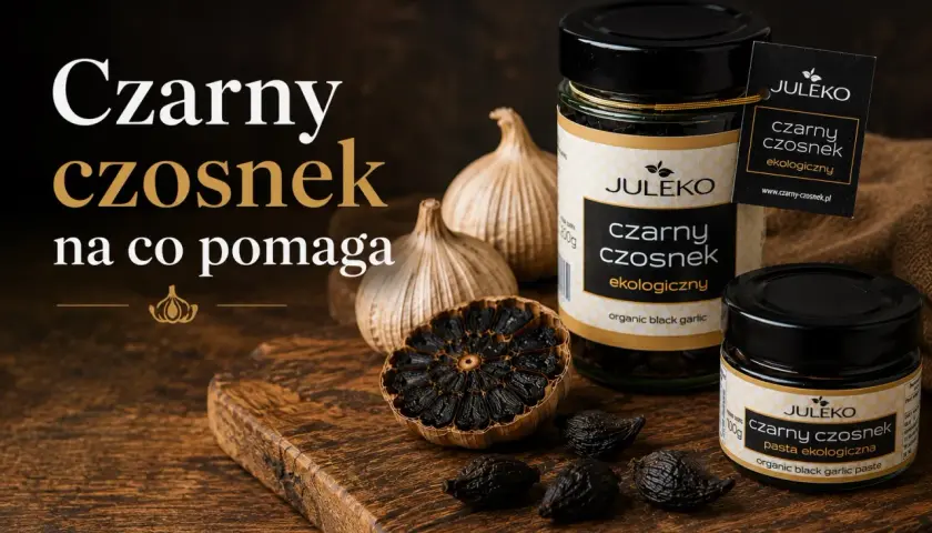 Czarny czosnek w słoikach i na desce, obok świeżych główek. Tajemniczy składnik, który dodaje głębi smaku.