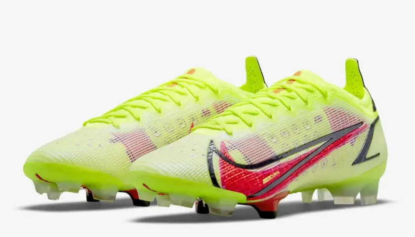 Jaskrawożółte buty piłkarskie Nike Mercurial Vapor, w jakich butach gra Lewandowski, z czerwonymi i czarnymi detalami.