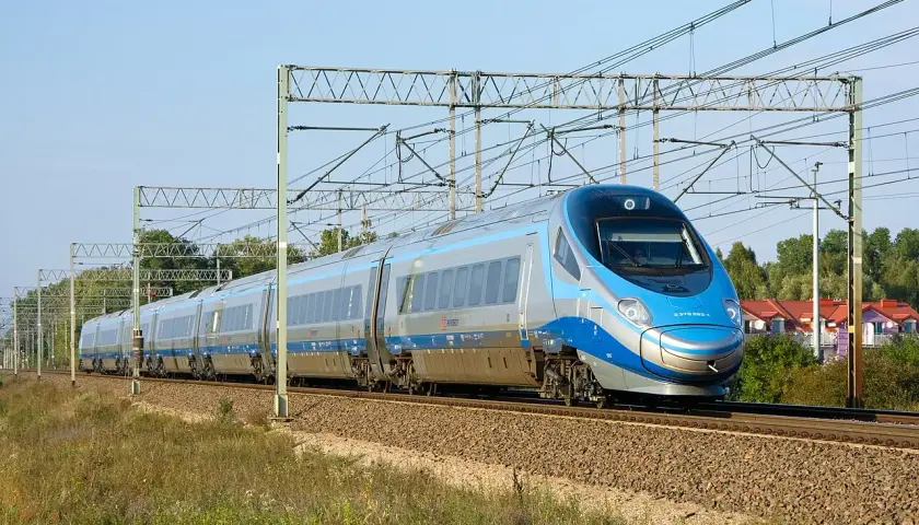 Pendolino EIP 2370 002-1 pędzi po torach.