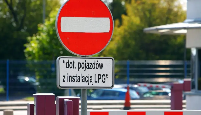 Znak zakazu wjazdu dla pojazdów z instalacją LPG. Uważaj, bo możesz dostać mandat!