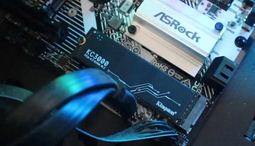 Dysk Kingston KC3000 z interfejsem pcie 4.0 NVMe M.2 zamontowany na płycie głównej ASRock.