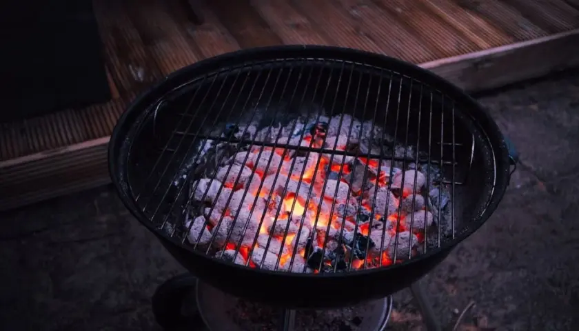 Brasero de barbecue prêt à l'emploi, avec des braises rougeoyantes. La question est : combien de charbon pour un barbecue réussi ?