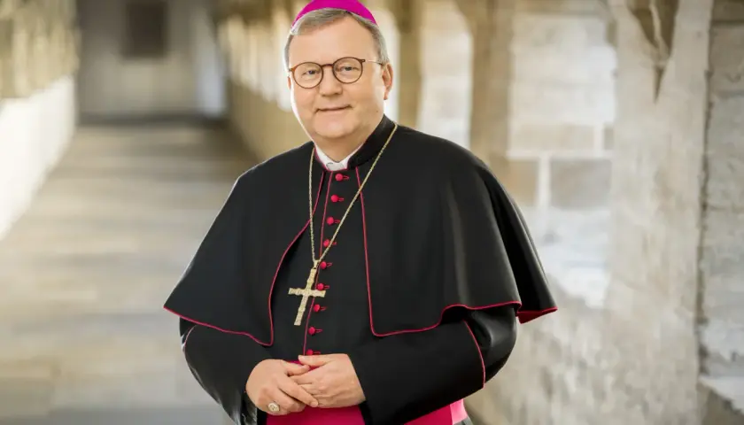 Bischof Bode in Amtstracht mit Mitra und Kreuz.
