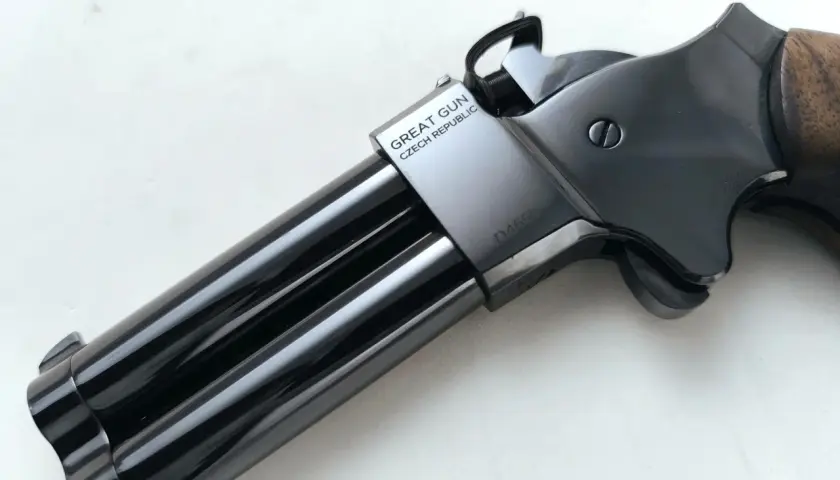 Błyszczący, czarny derringer "Great Gun" z Czech, z drewnianą rękojeścią.