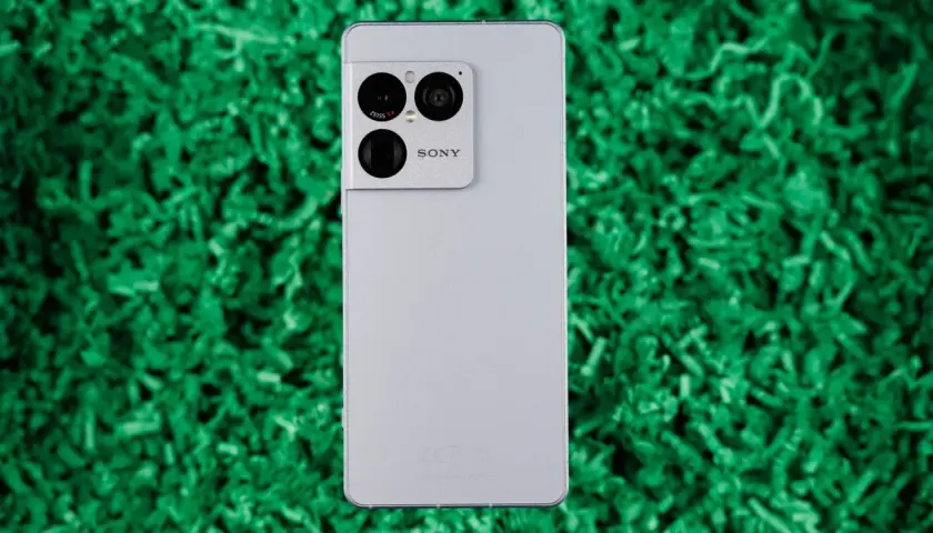 Srebrny smartfon Sony Xperia 1 VIII z potrójnym aparatem Zeiss na zielonym tle.
