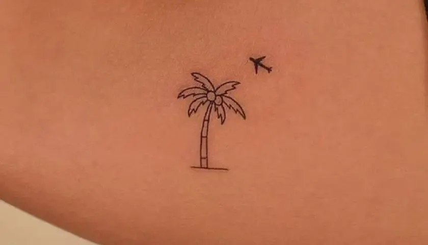 Minimalistyczny tatuaż palma z kokosami i lecącym samolotem. Symbol podróży i wakacji.