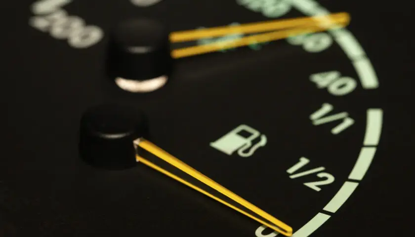 Indicador de combustible casi vacío. El consumo de combustible puede incrementarse cuando el tanque está bajo, ¡prepárate para repostar!