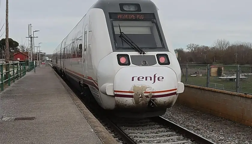 Tren Renfe en estación, listo para el viaje de Madrid a Salamanca.