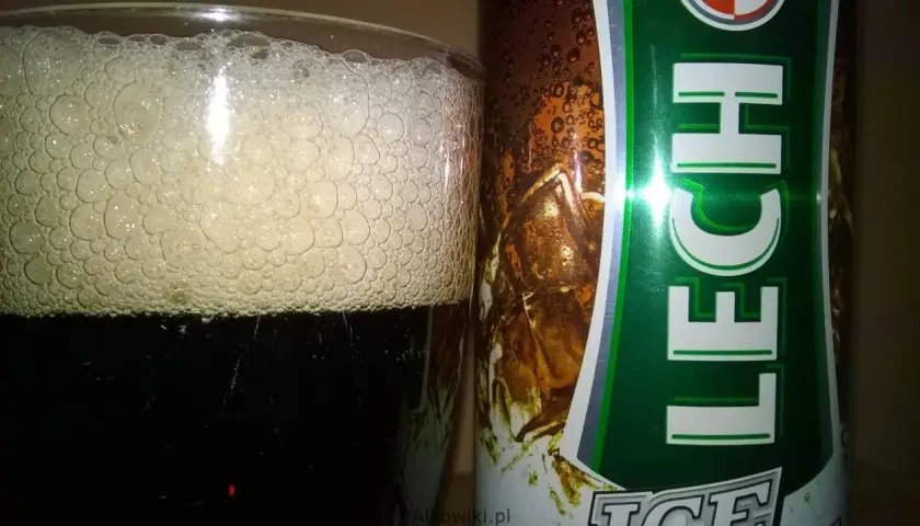 Szklanka z gęstą pianą obok puszki piwa Lech Premium. Idealne na orzeźwiający wieczór.