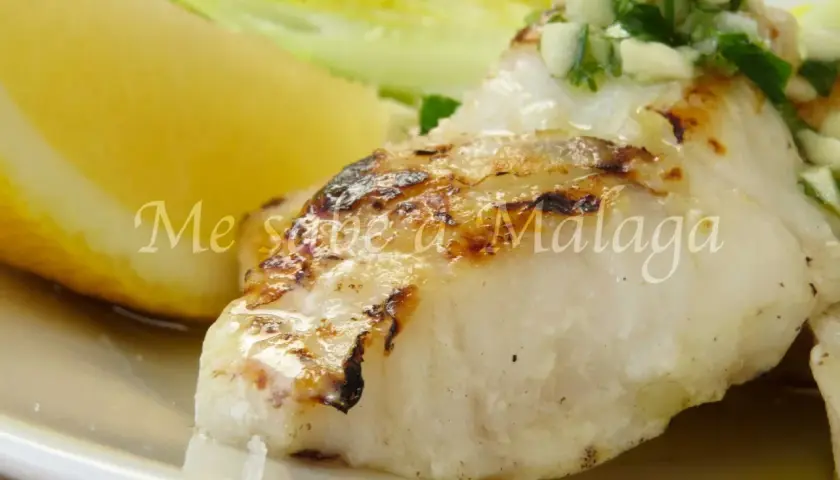 Un delicioso pescado rosado a la plancha, con patatas y ensalada. ¡Sabe a Málaga!