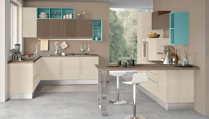 Cucina moderna con pensili color tortora e turchese, perfette idee pitture per cucina. Tavolo snack con sgabelli bianchi.