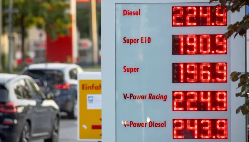 Cena paliwa w Niemczech: Diesel 224.9, Super E10 190.9, Super 196.9, V-Power Racing 224.9, V-Power Diesel 243.9.