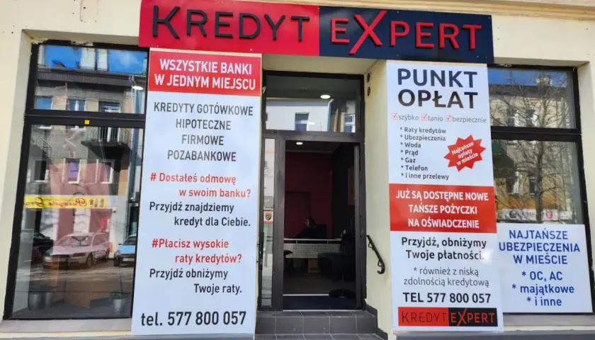 Elegancka fasada biura "Kredyt Expert" z informacjami o usługach finansowych.