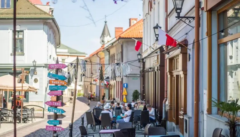 Ulica w polskim miasteczku przypomina Wiedeń. Kolorowe szyldy wskazują drogę do "Chill", "Burrito" i "Tequili".
