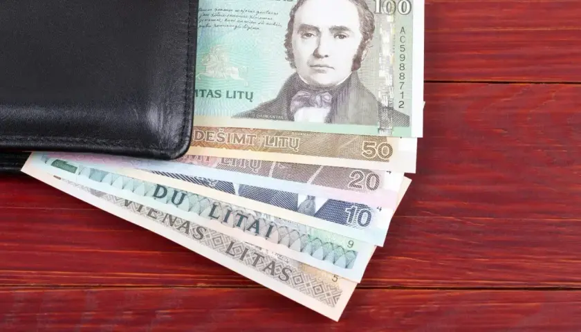 Czarny portfel z banknotami litewskimi. Widoczne nominały: 100, 50, 20, 10, 5 litów. Litwa waluta.