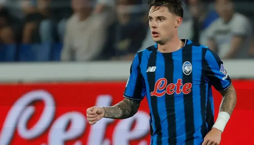 Piłkarz Atalanty w niebiesko-czarnej koszulce z logo "Lete" podczas meczu z Udinese.