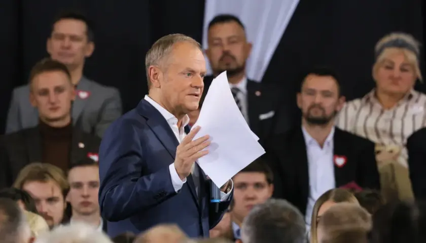 Donald Tusk przemawia, a jego doradcy analizują strategię walki z rosnącą Konfederacją.
