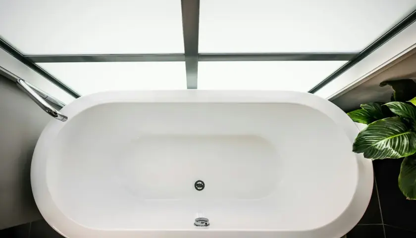 Nowa wanna wolnostojąca z baterią i odpływem. Planowana wymiana syfonu w wannie zabudowanej.