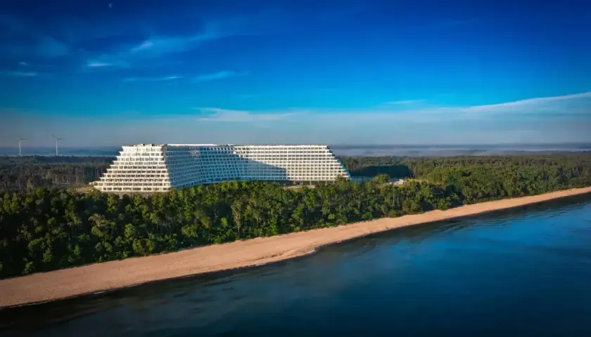 Nowoczesny hotel nad morzem w Pobierowie, otoczony lasem. Idealne miejsce na rodzinne wakacje, oferujące liczne atrakcje dla dzieci.