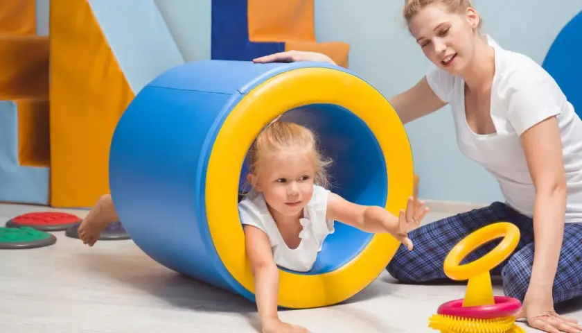 Jak sala sensoryczna w przedszkolu wspiera rozwój dzieci i ich potrzeby