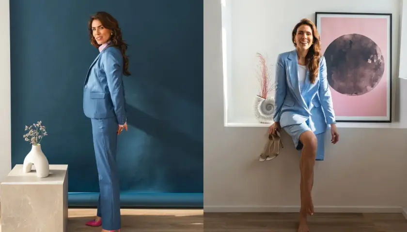 Kobieta w niebieskim garniturze, zastanawia się jakie buty do niebieskiego garnituru wybrać. Na lewym zdjęciu ma różowe szpilki, na prawym trzyma beżowe sandałki.