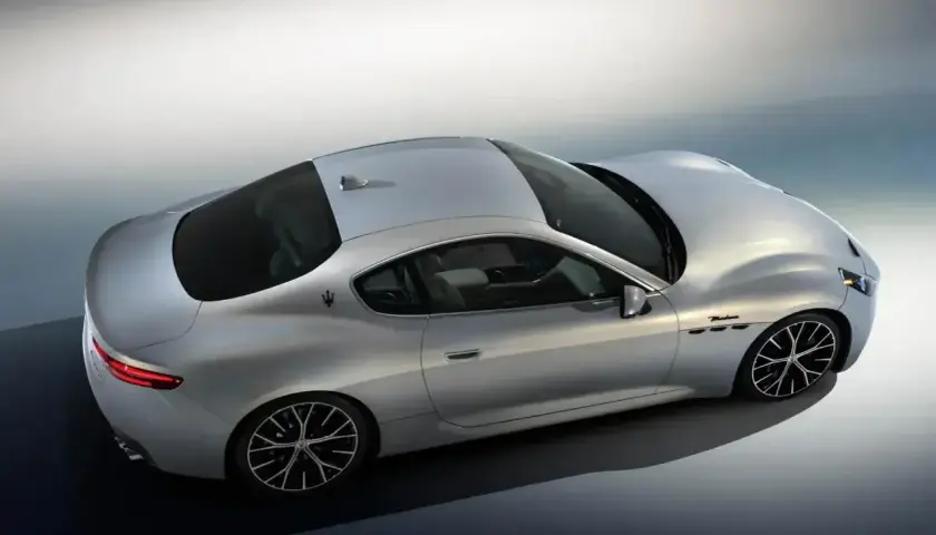 Srebrne Maserati z elegancką linią dachu. Zastanawiasz się, ile kosztuje Maserati? To luksusowe coupe zachwyca designem.