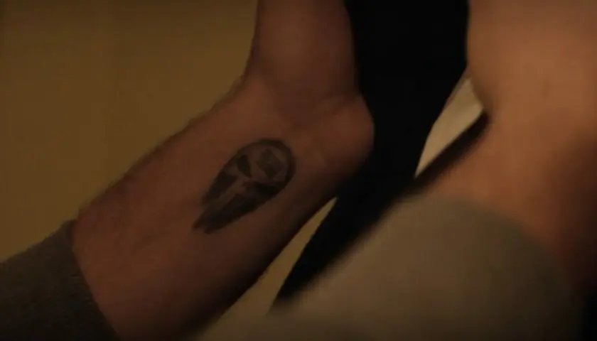 Tatouage du crâne du Punisher sur un avant-bras. Ce symbole, le punisher signification, représente la justice implacable.