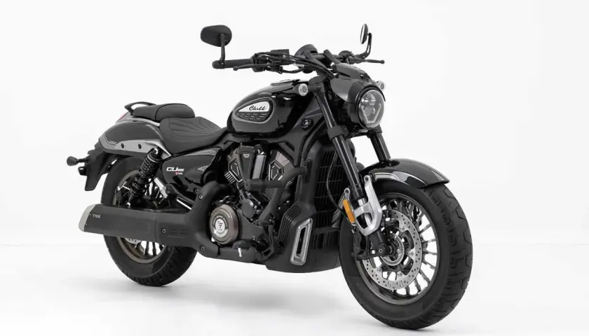 Motocicleta Voge custom negra, estilo cruiser, con detalles cromados y asiento doble.