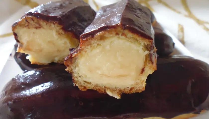 Un delizioso eclair dolce, con la sua glassa al cioccolato lucida e un ripieno cremoso.