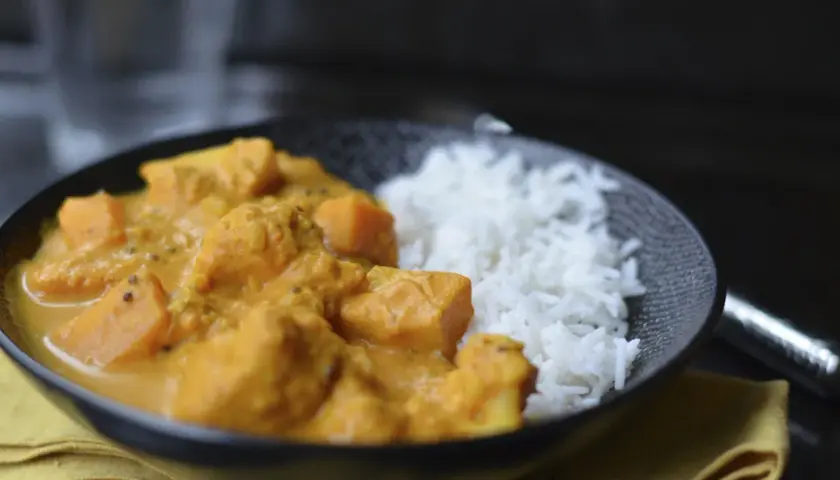 Sos curry z mlekiem kokosowym: Przepis + wskazówki, by zawsze wyszedł!