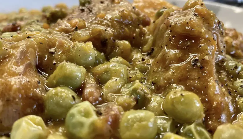 Un primo piatto gustoso: seppie con piselli, cotte lentamente in un sugo saporito e profumato.