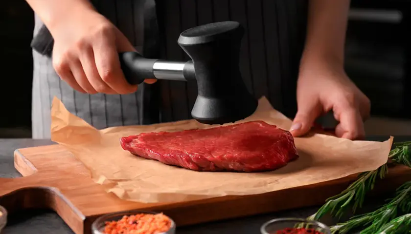 Préparation d'un steak tendre : on explique pourquoi taper la viande pour attendrir les fibres avant la cuisson.