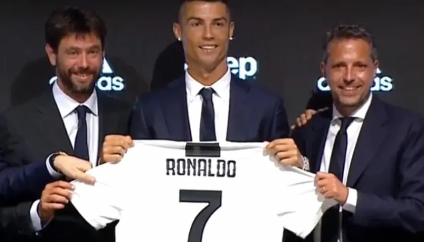 Cristiano Ronaldo z koszulką Juventusu. Zastanawiasz się, ile zarabia Ronaldo na minutę?