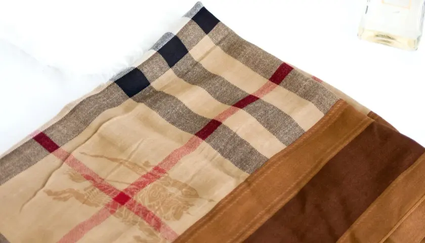 Jak rozpoznać oryginalny szalik Burberry? Zwróć uwagę na charakterystyczną kratę, subtelny wzór jeźdźca i jakość materiału.