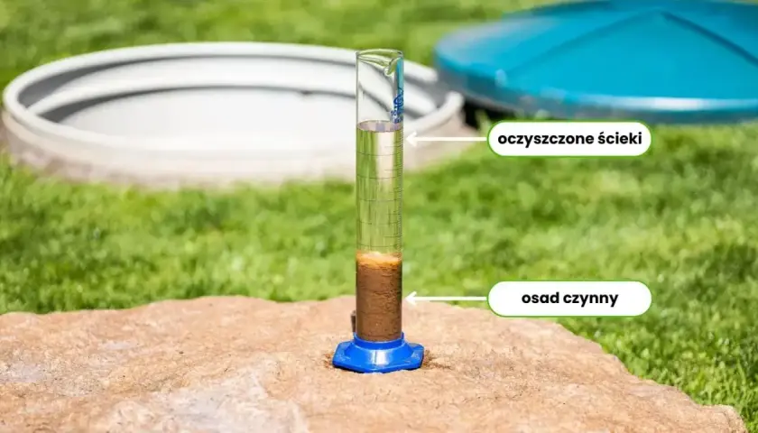 Osad czynny w probówce obok oczyszczonych ścieków. Zastanawiasz się, dlaczego śmierdzi z oczyszczalni biologicznej?