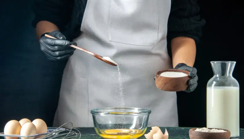 Jak odmierzyć 100g cukru pudru bez wagi? Proste triki!