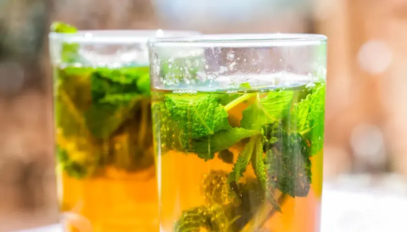 Erfrischender Minztee in Gläsern, ideal für die Schwangerschaft.