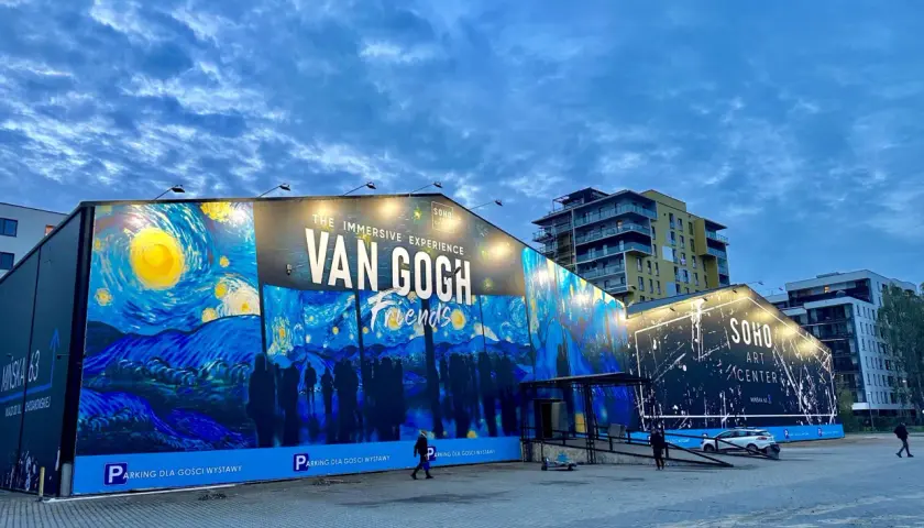 SOHO ART CENTER zaprasza na immersyjne doświadczenie Van Gogha. Gwiaździsta noc zdobi fasadę budynku.